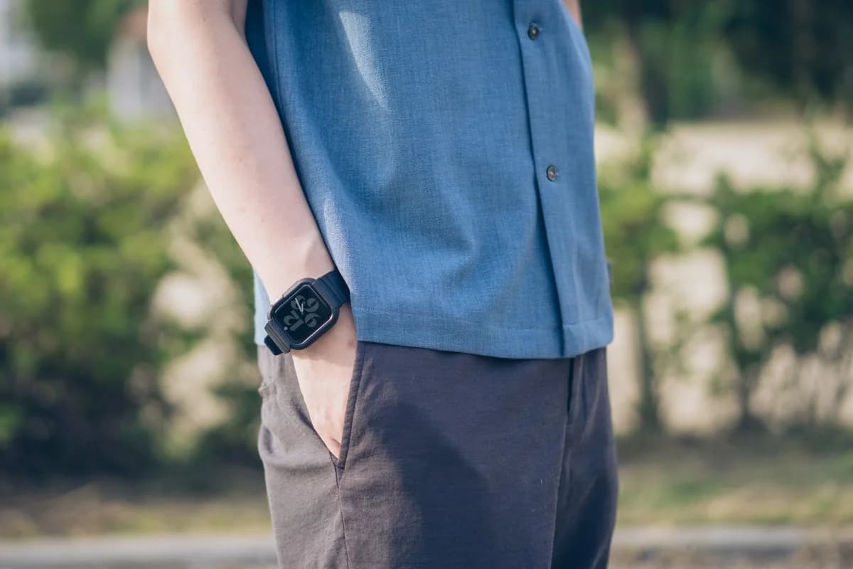 Apple Watchをファッションとして身に着けている様子