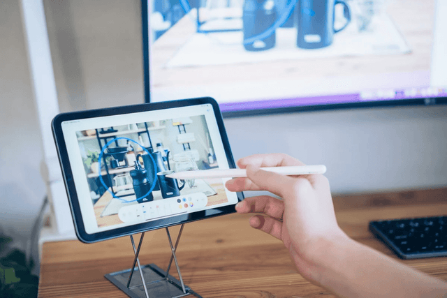 iPadで連携マークアップをする様子