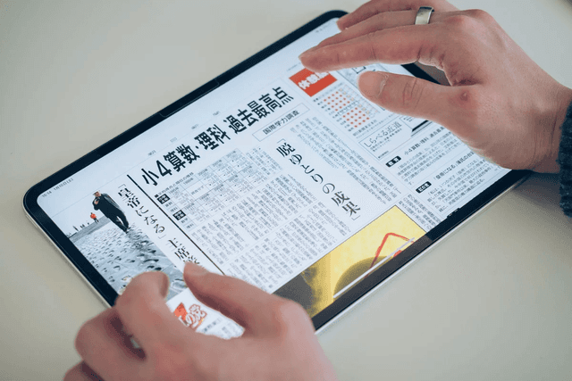 iPadで朝日新聞を読む様子