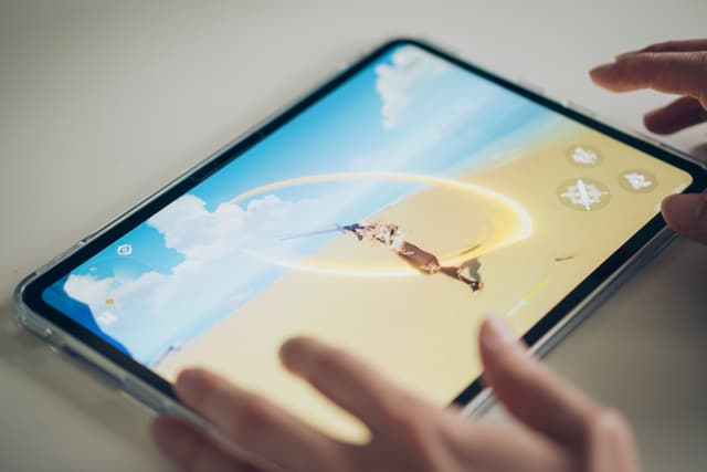 iPadでゲームを楽しむ様子