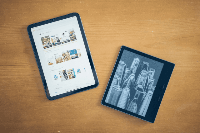 iPadで電子書籍や漫画を読む様子