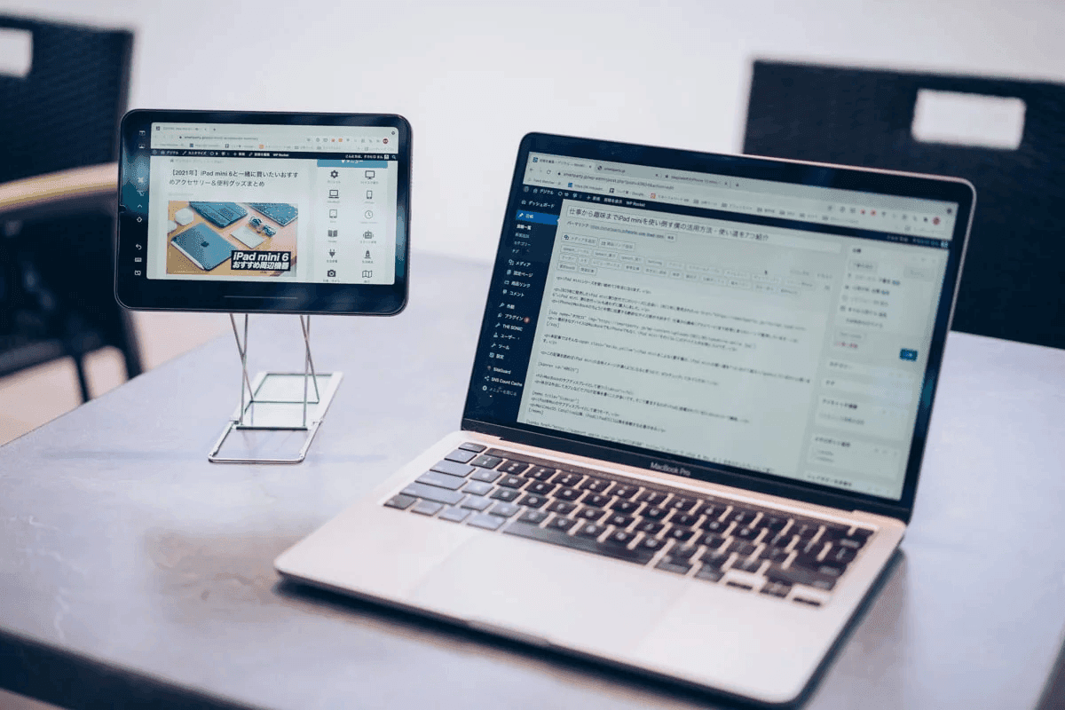 MacBookで動画編集をする様子