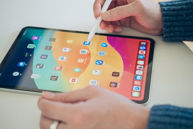 iPadで動画編集する様子