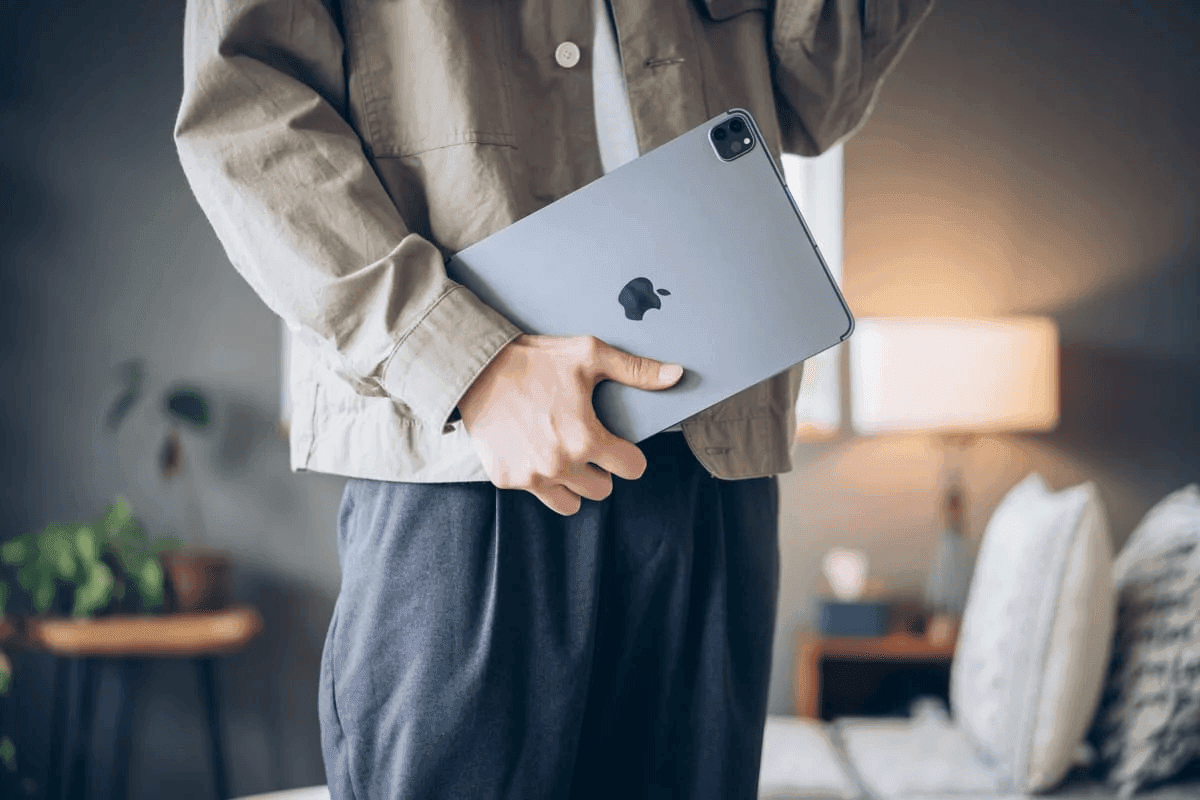 MacBookでプログラミングをする様子