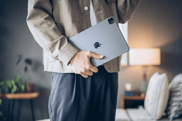 iPadを手に持つ様子