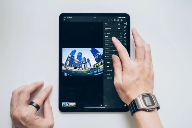 iPadでLightroomを操作する様子