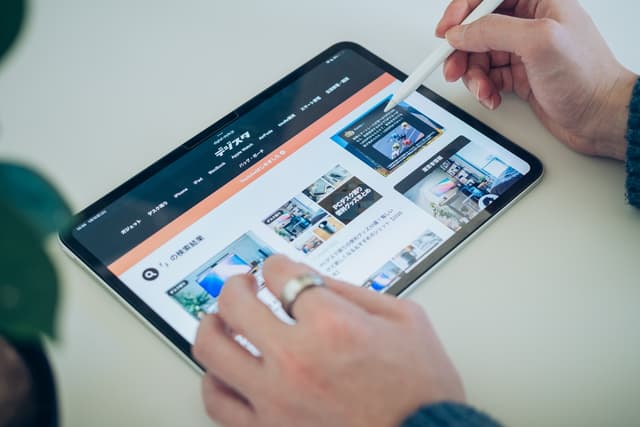 Split Viewで調べ物をする様子