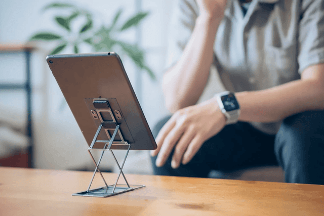 iPadで動画鑑賞する様子