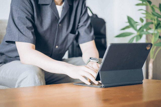 iPadで資料作成する様子