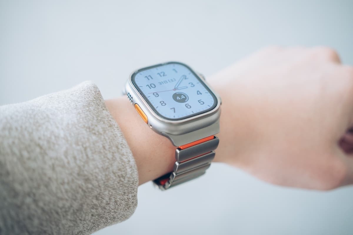 Apple Watchを腕を上げずにちらっと確認する様子