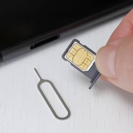 SIMカードをスマートフォンに挿入するイメージ