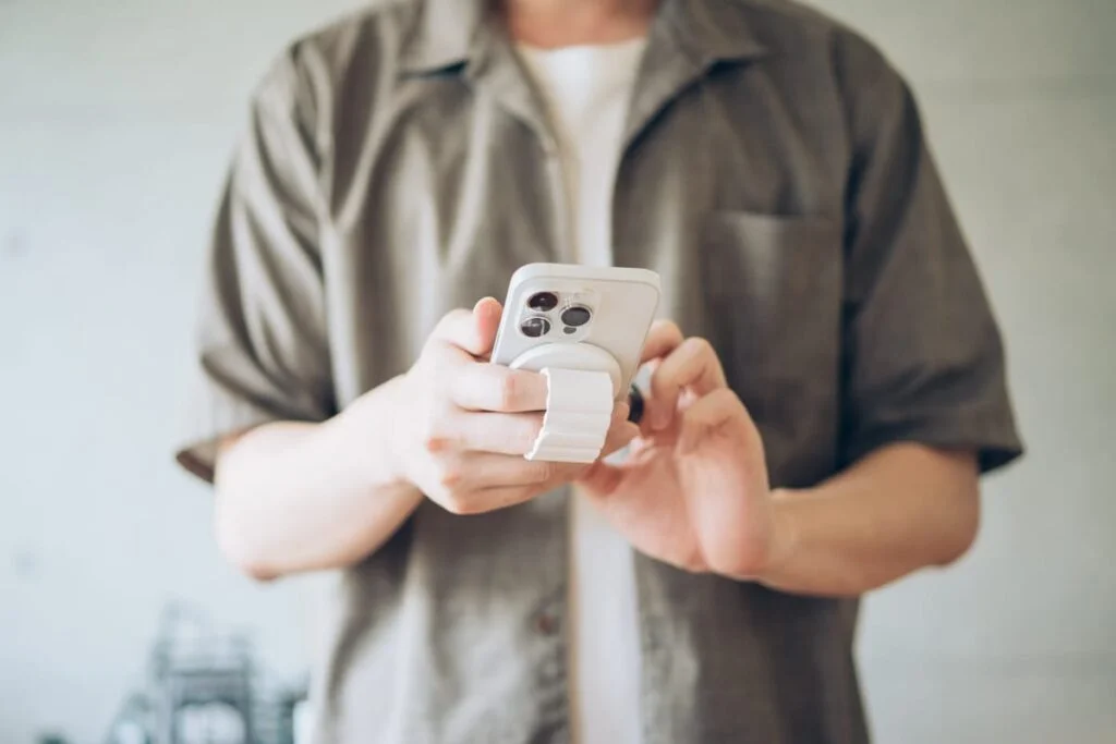 iPhoneを日常使用するイメージ