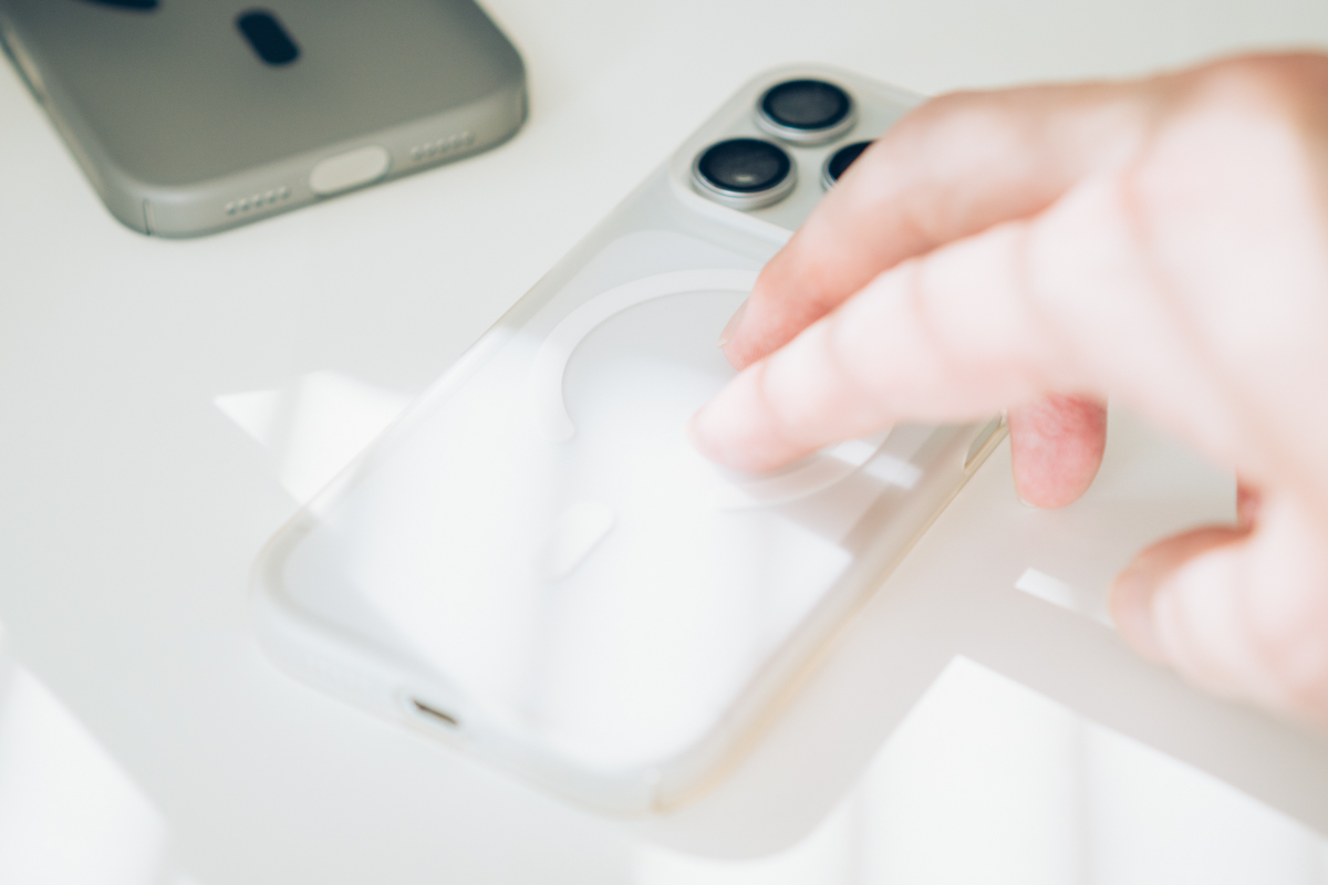 iPhoneを手に取る様子