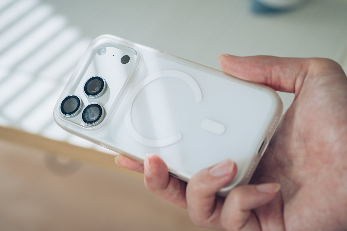 iPhone Proを外出先で使うイメージ