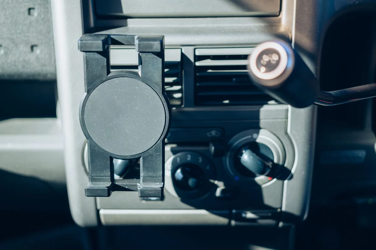 車載ホルダーにiPadを設置した様子