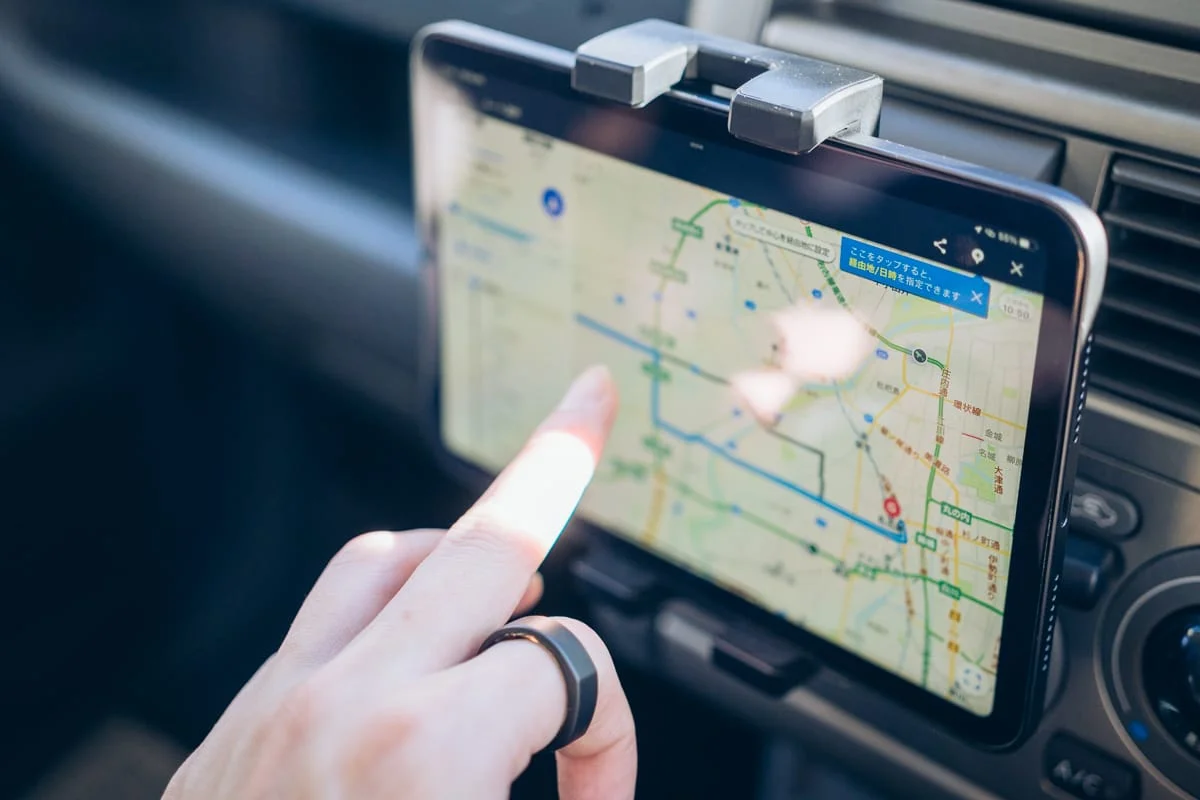 iPadで地図アプリをタッチ操作する様子