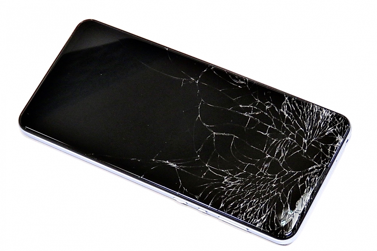 画面がひび割れたiPhone