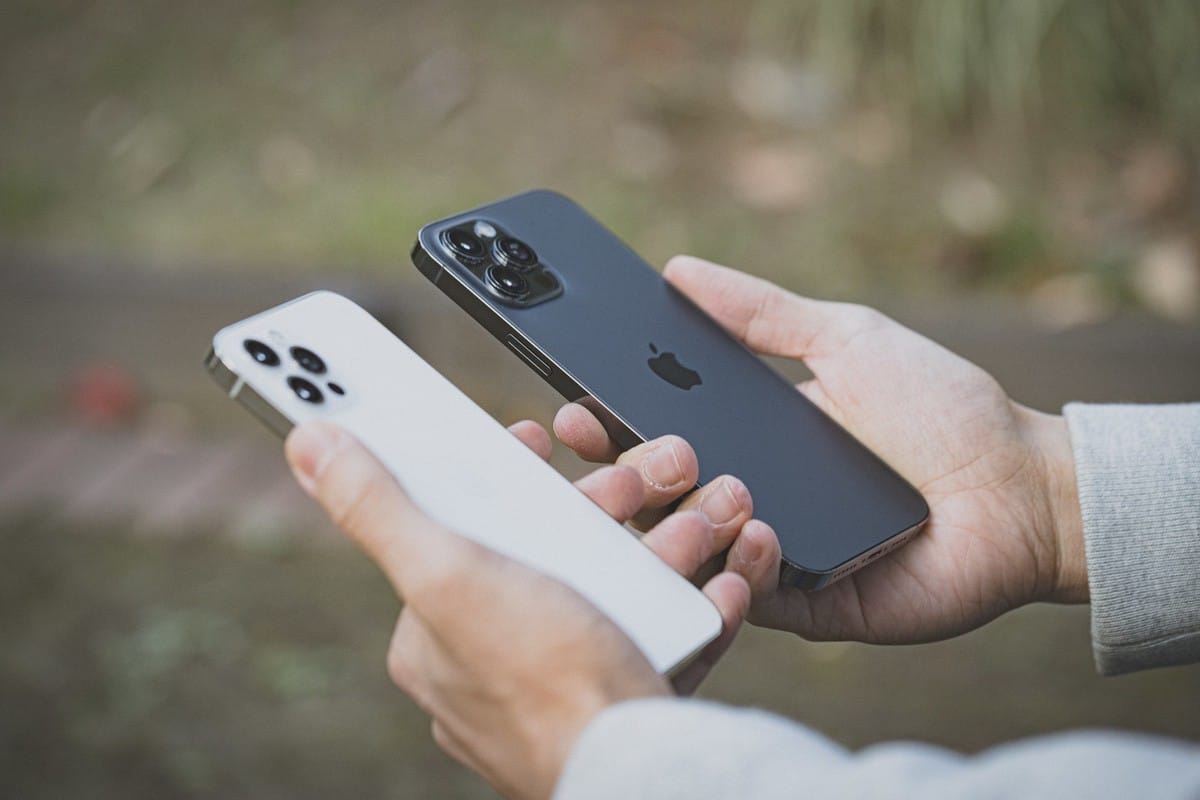 iPhoneを2台手に持つ様子