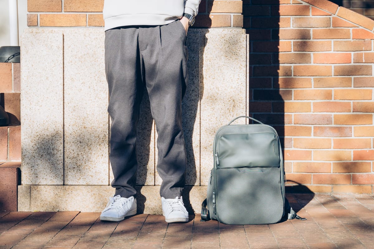 バッグを背負う様子