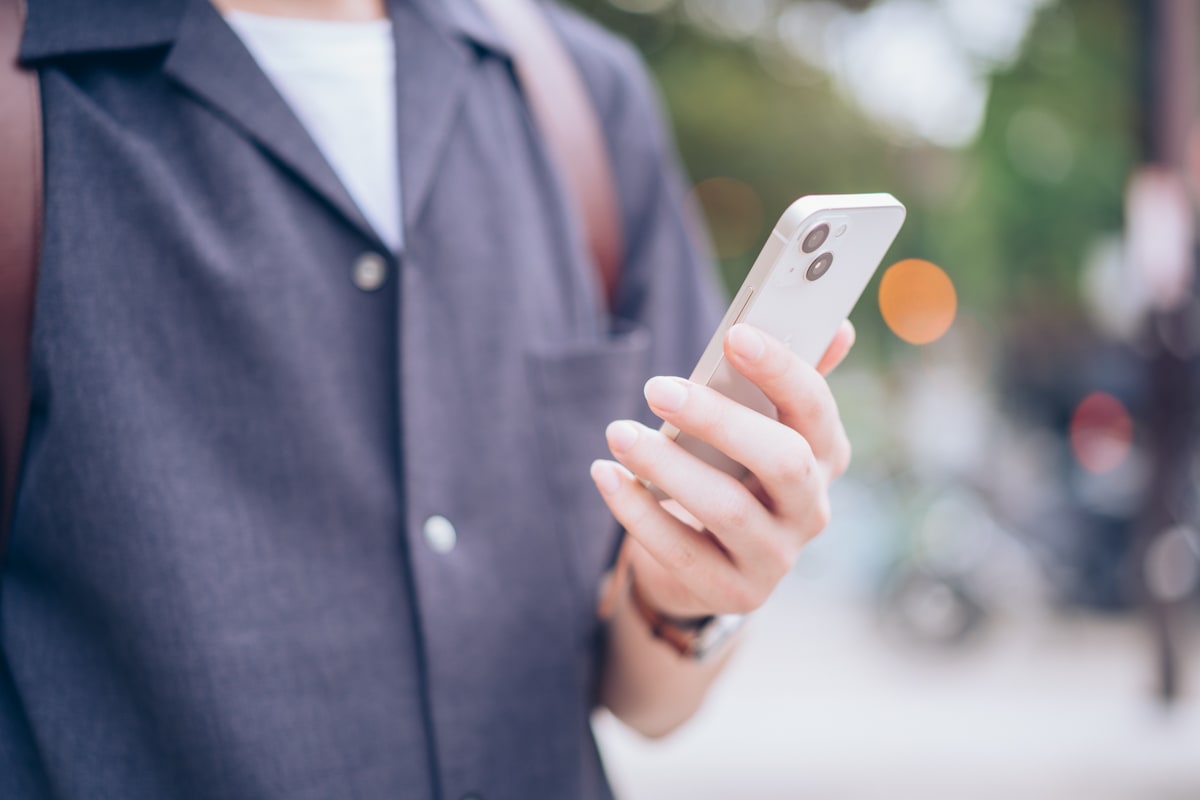 iPhoneを使用する様子