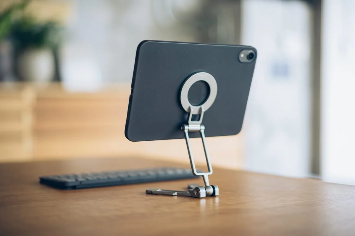 iPad mini 6とMagSafeスタンドで作業する様子