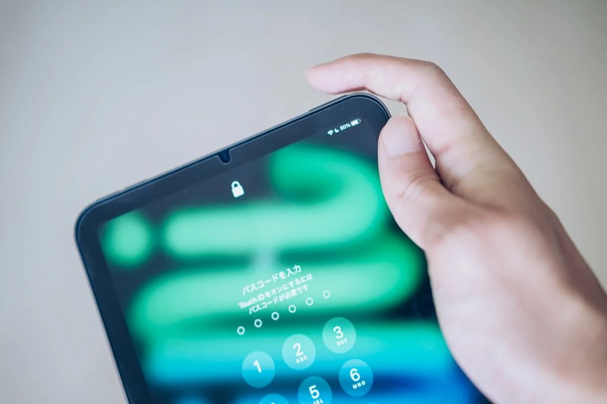 iPad mini 6を使用する様子