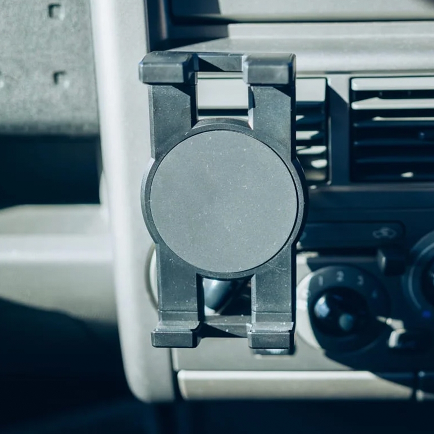 車載ホルダーにiPadを設置した様子