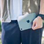 iPadを手に抱える様子