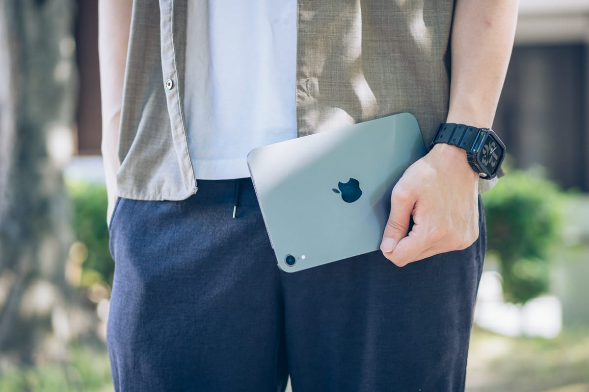 iPadを手に抱える様子