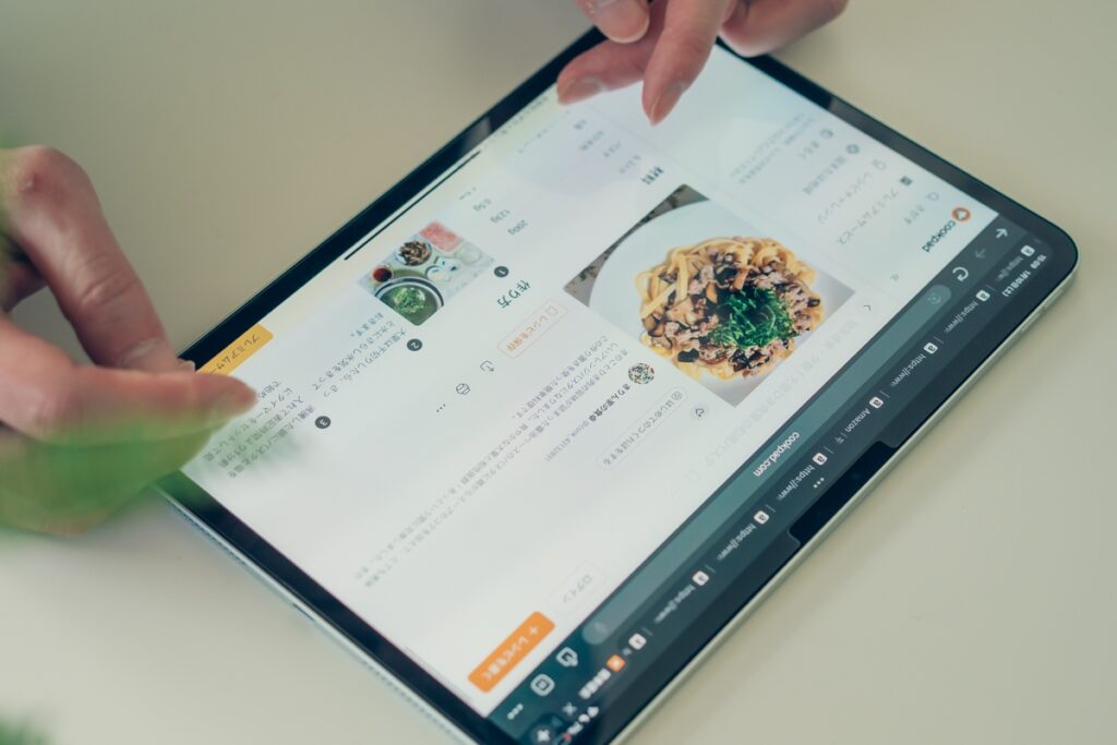 クックパッドでレシピを調べる様子